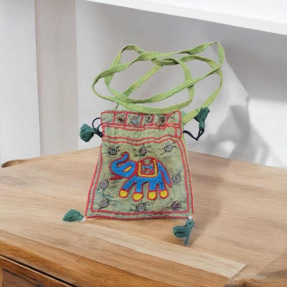 Green Embroidered Elephant Purse - Picture 2 of 4